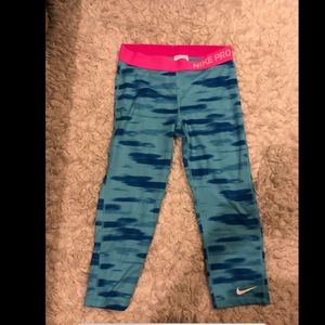 Fits like women’s SM KIDS XL Nike Pro Capri